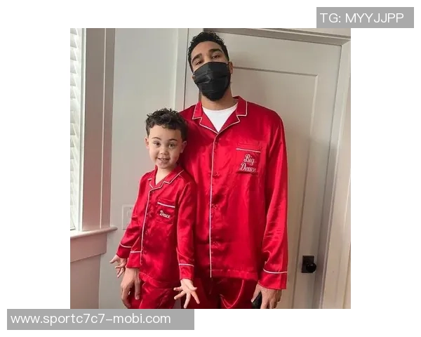 亲子装亮相塔图姆分享圣诞节与萌娃Duece的温馨时刻